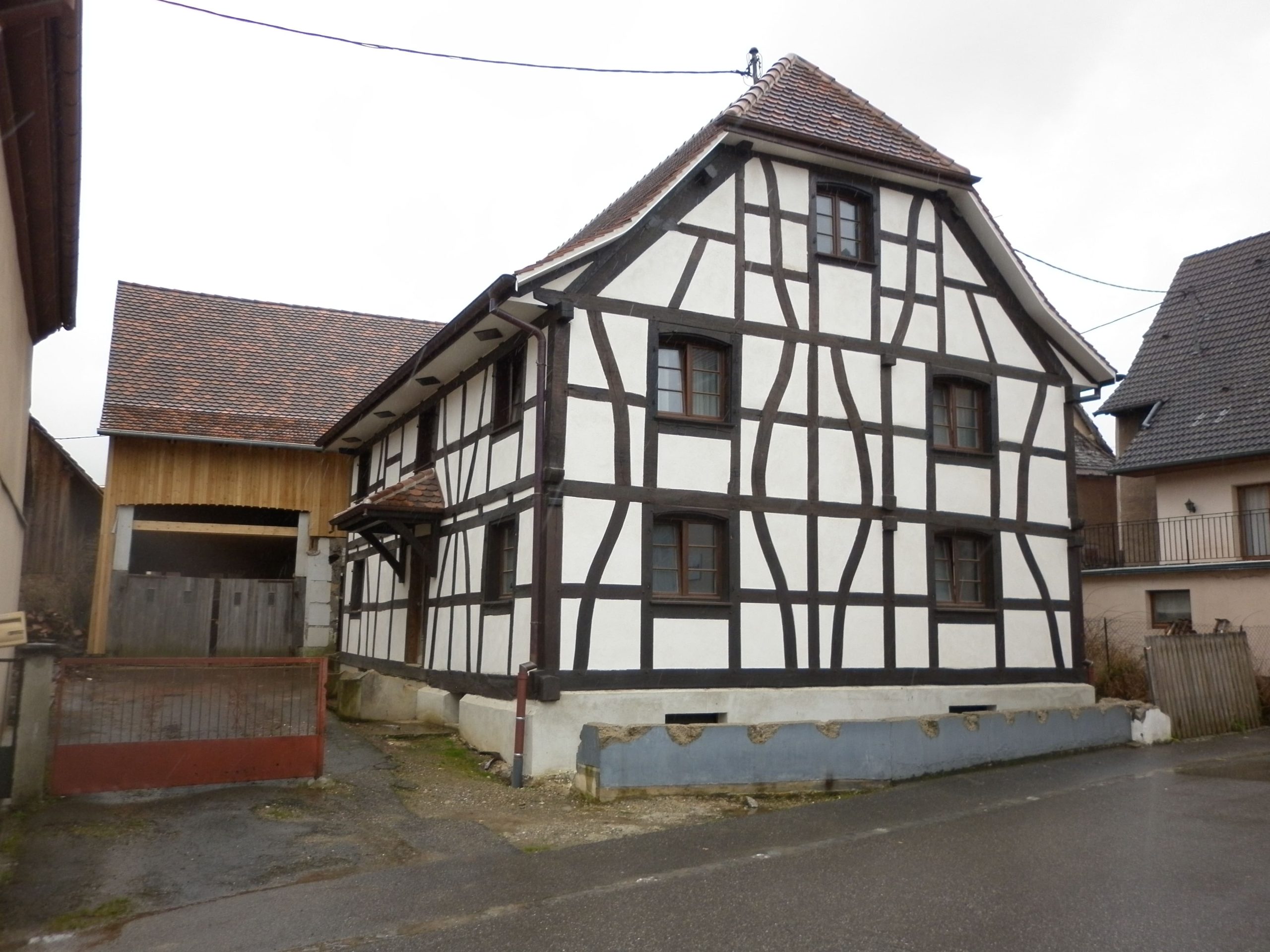 Rénovation d’une maison alsacienne à colombage avec suppression d’une extension d’un ancien commerce au rez-de-chaussée à Durmenach dans le Sundgau