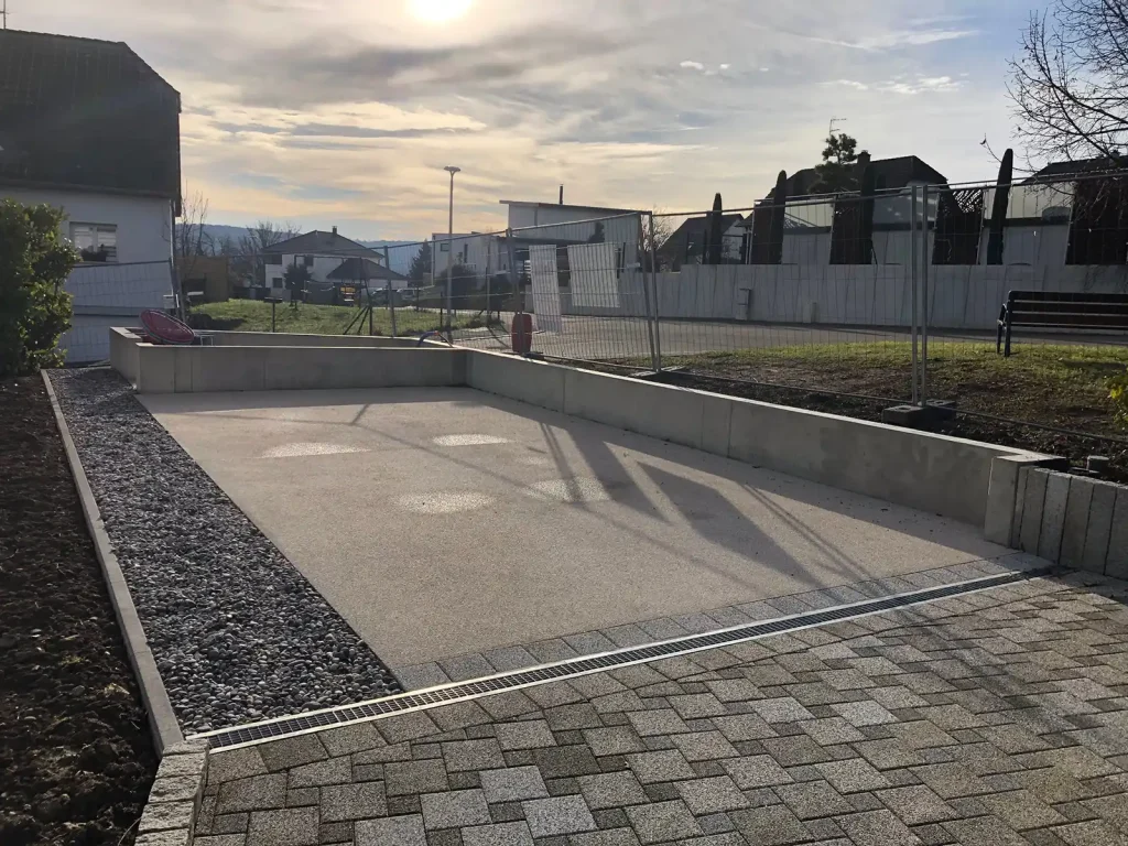 Dallage de carport en béton désactivé beige, réalisé à Folgensbourg proche de Muespach-le-Haut