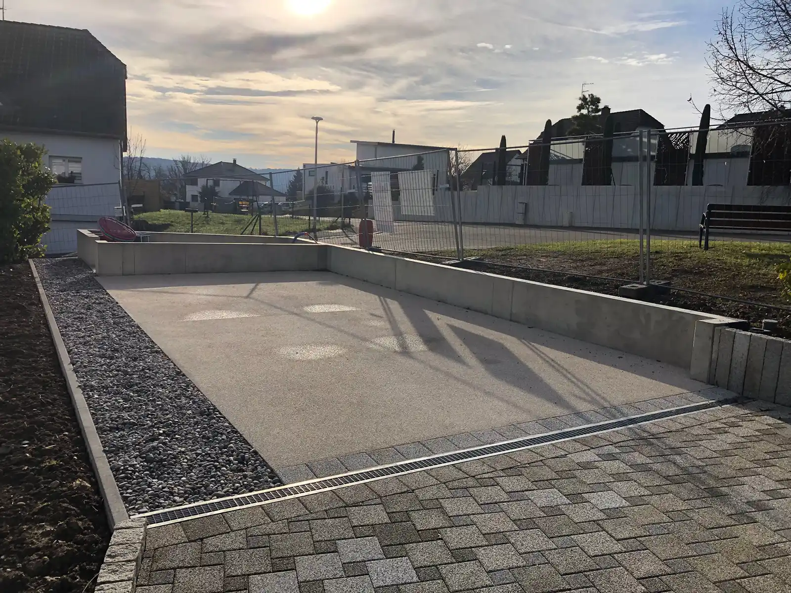 Dallage de carport en béton désactivé beige, réalisé à Folgensbourg proche de Muespach-le-Haut