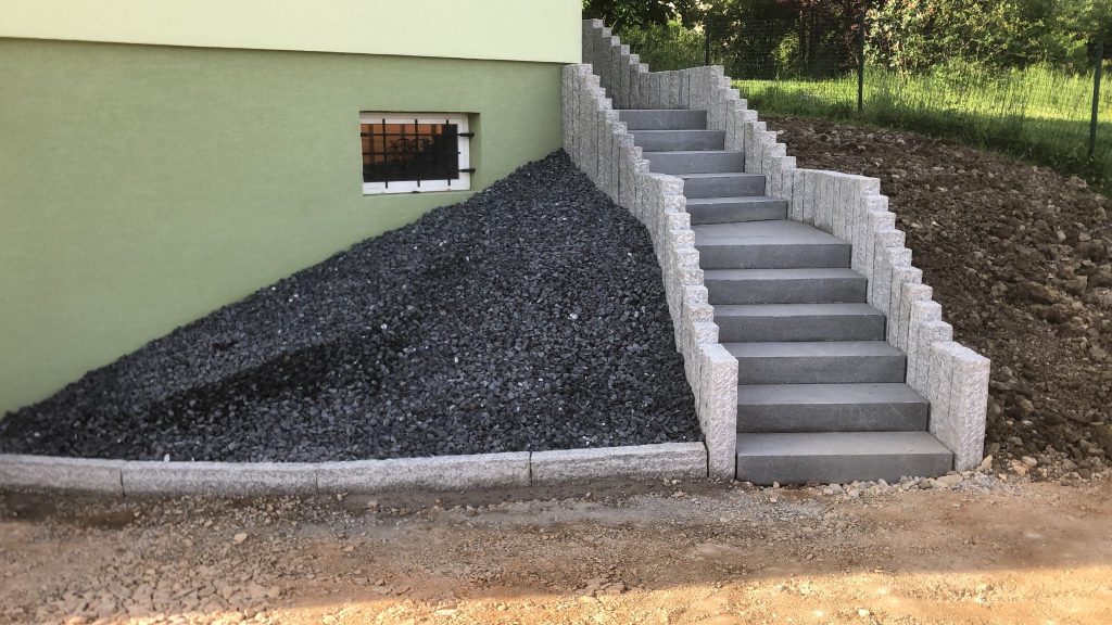 Escalier et palissades en granit, réalisation à Wolschwiller secteur Sundgau