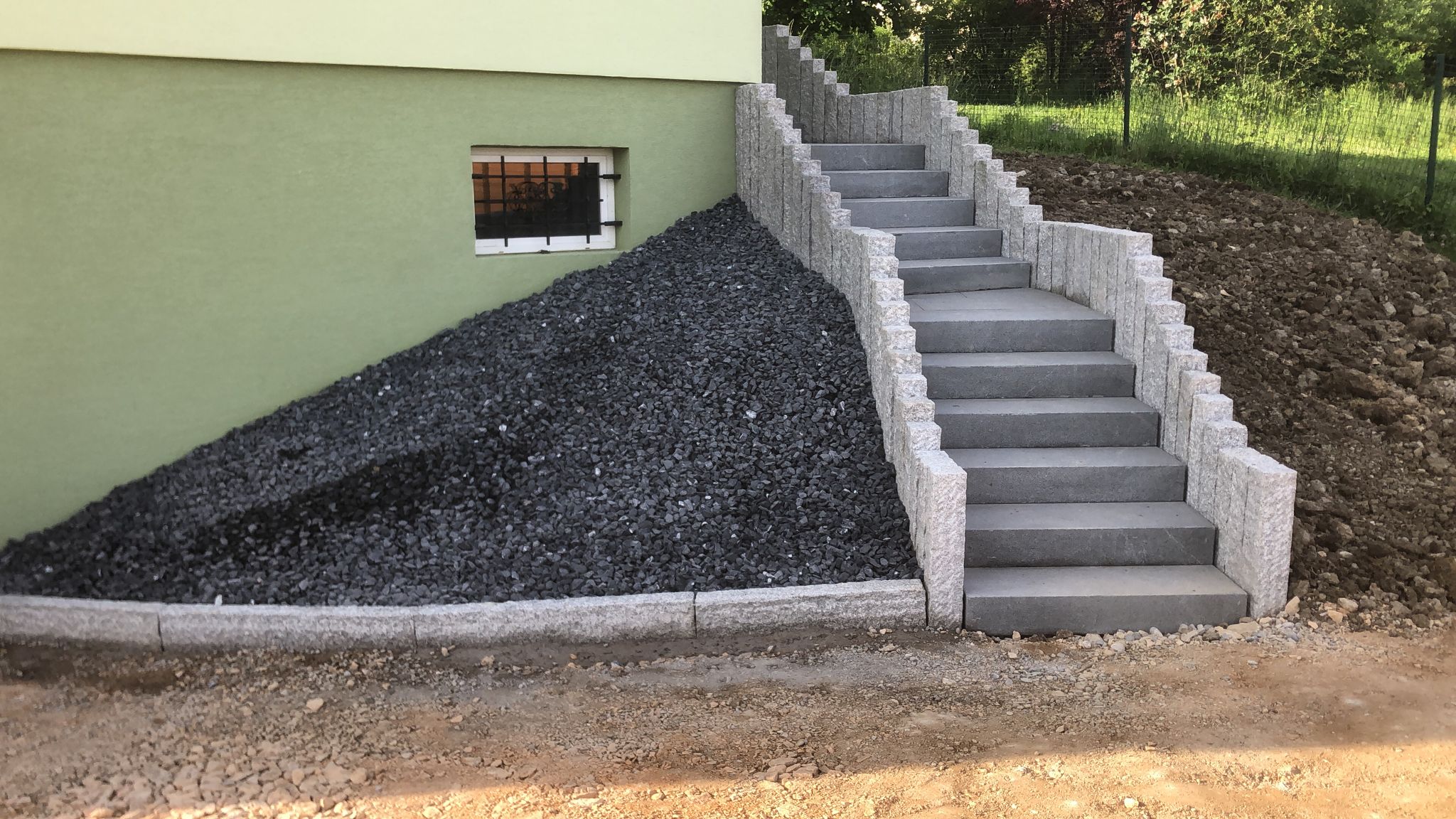 Escalier et palissades en granit, réalisation à Wolschwiller secteur Sundgau