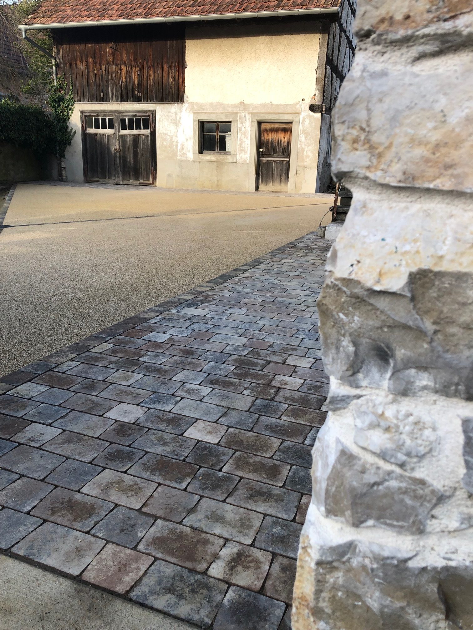 Aménagement extérieur, mise en place de pavés en béton et réalisation d’une cour en béton désactivé à Raedersdorf proche de Ferrette