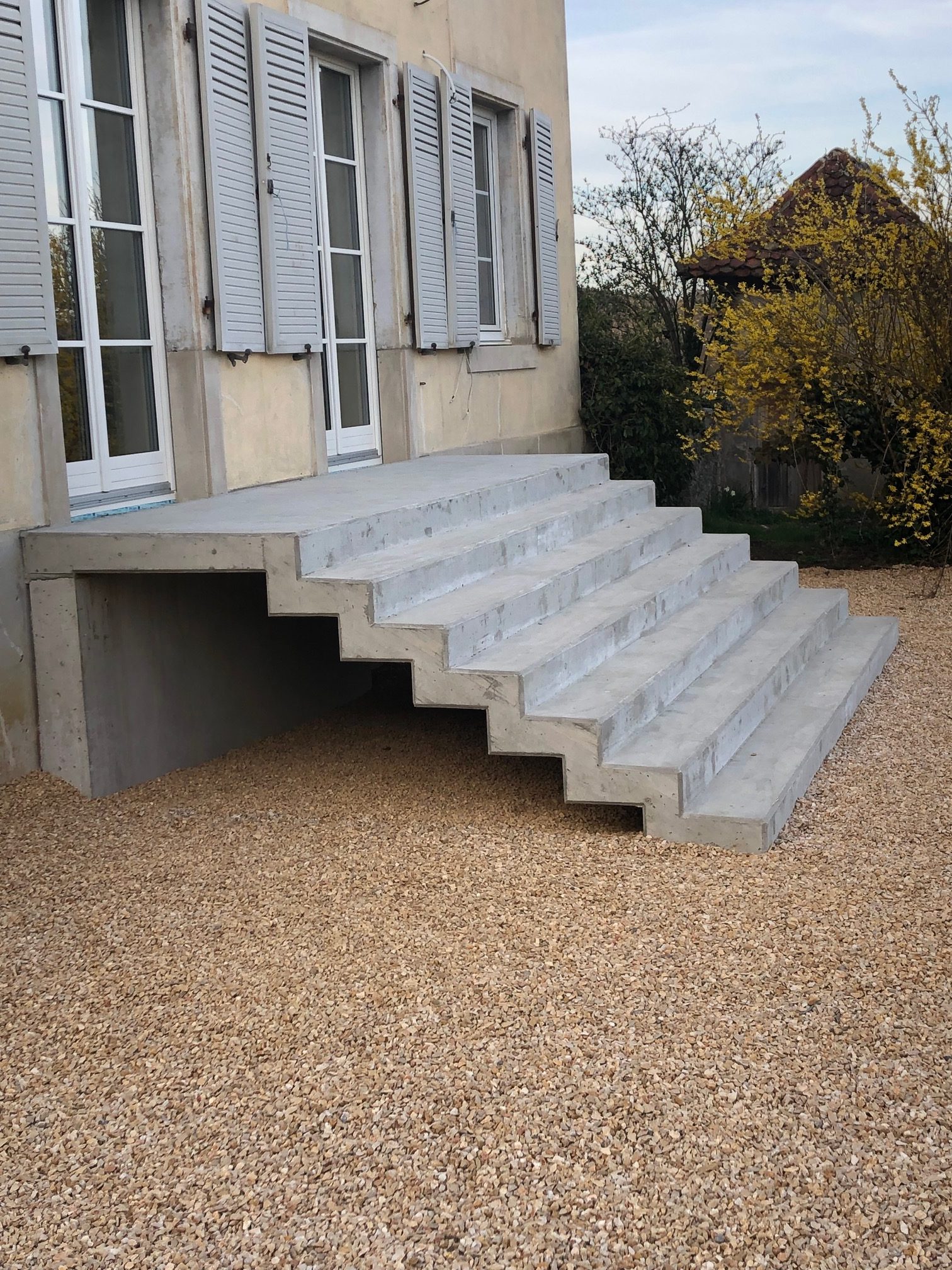 Réalisation d’un escalier extérieur à crémaillère en béton à Raedersdorf proche Ferrette