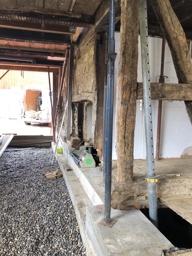 Rénovation d’une maison à colombages, reprise en sous en œuvre en béton de la structure bois à Kappelen proche Sierentz