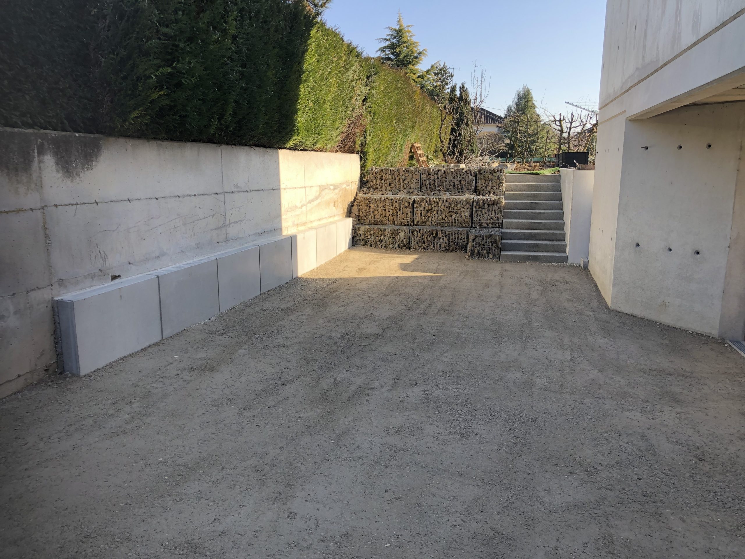 Aménagement extérieur, mur de soutènement en L, gabions et escalier en granit à Blotzheim proche de Hésingue