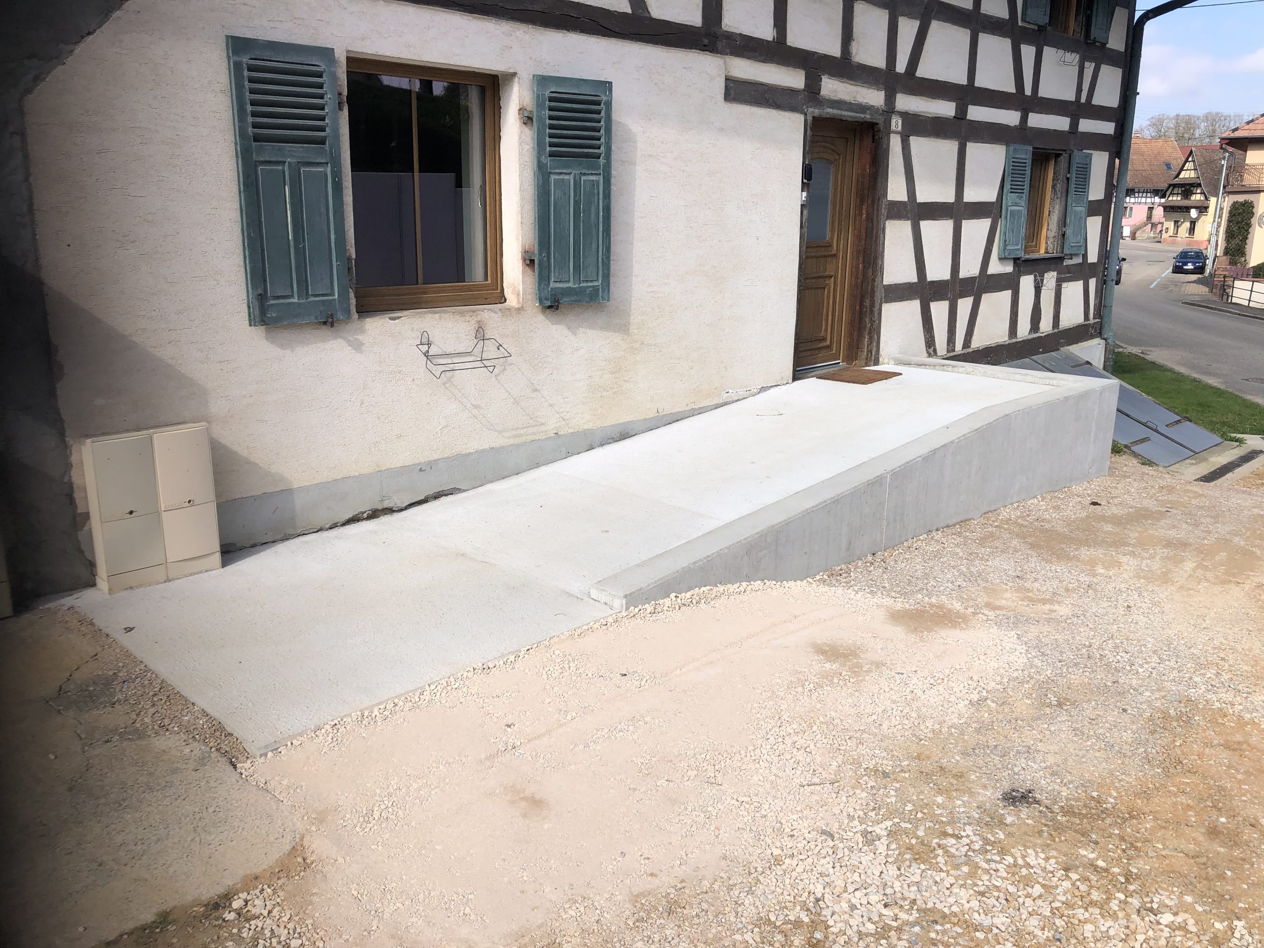 Réalisation rampe d’accès PMR, murs en béton armé, dallage en béton finition balayée, à Riespach proche Waldighoffen