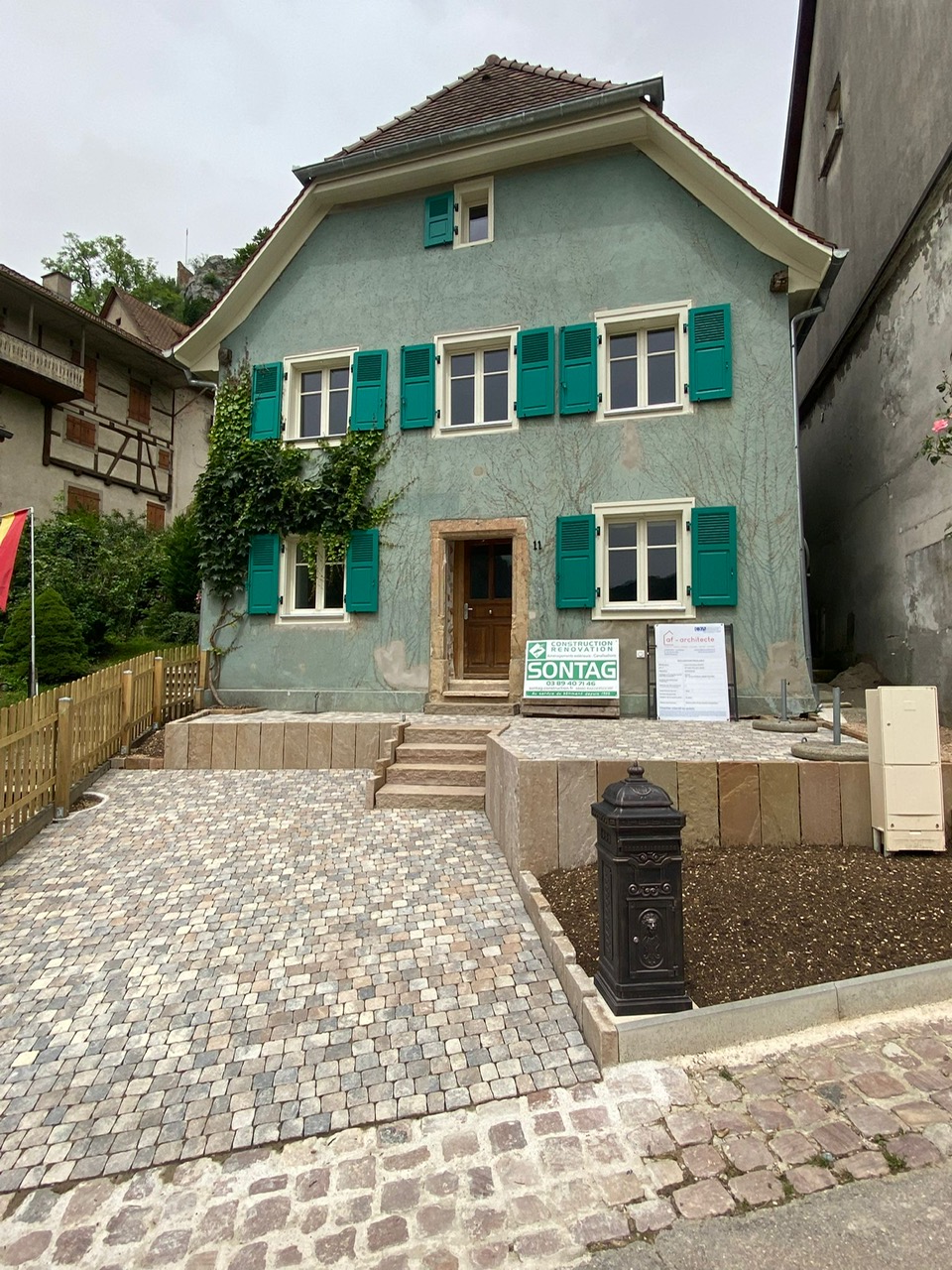 Aménagement extérieur, pose de palissades et blocs marches en grès des Indes, pose de pavés béton Kronimus à Ferrette proche Waldighoffen