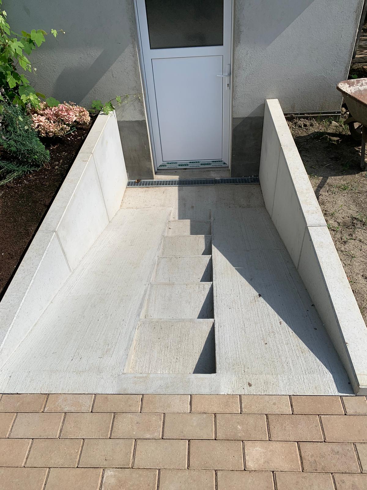Réalisation d’un accès mixte escalier/rampe en béton, finition balayée pour accès sous-sol, soutènement en L à Blotzheim proche Saint-Louis