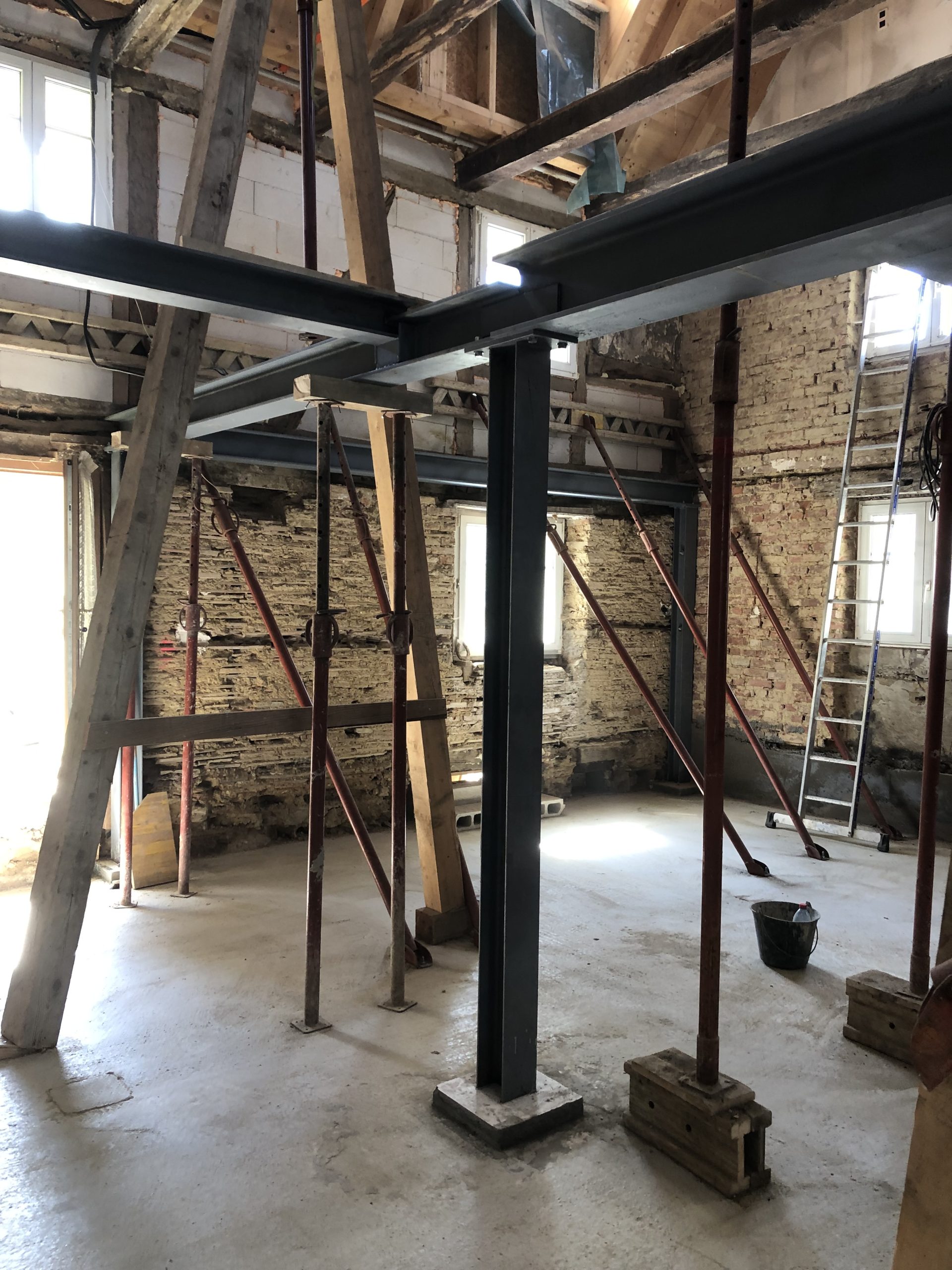 Rénovation de maison, remplacement des poutres bois par des poutres et poteaux métalliques à Wahlbach proche d’Altkirch