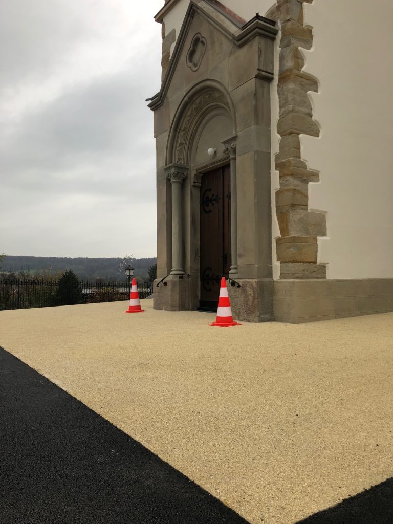 Réalisation d&rsquo;un béton désactivé jaune pour rénovation de l&rsquo;accès à l&rsquo;Eglise de Leymen proche de Folgensbourg