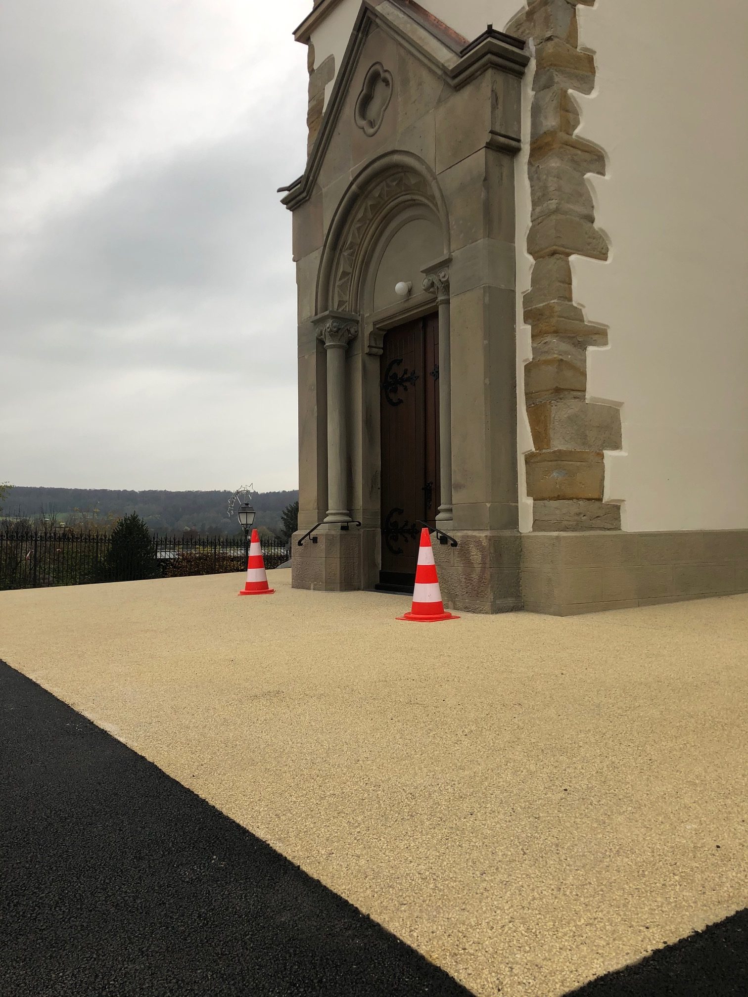 Réalisation d&rsquo;un béton désactivé jaune pour rénovation de l&rsquo;accès à l&rsquo;Eglise de Leymen proche de Folgensbourg