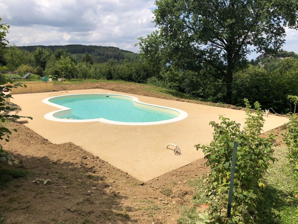 Réalisation d&rsquo;un béton désactivé jaune pour plage et pourtour de piscine à Ferrette proche de Waldighoffen