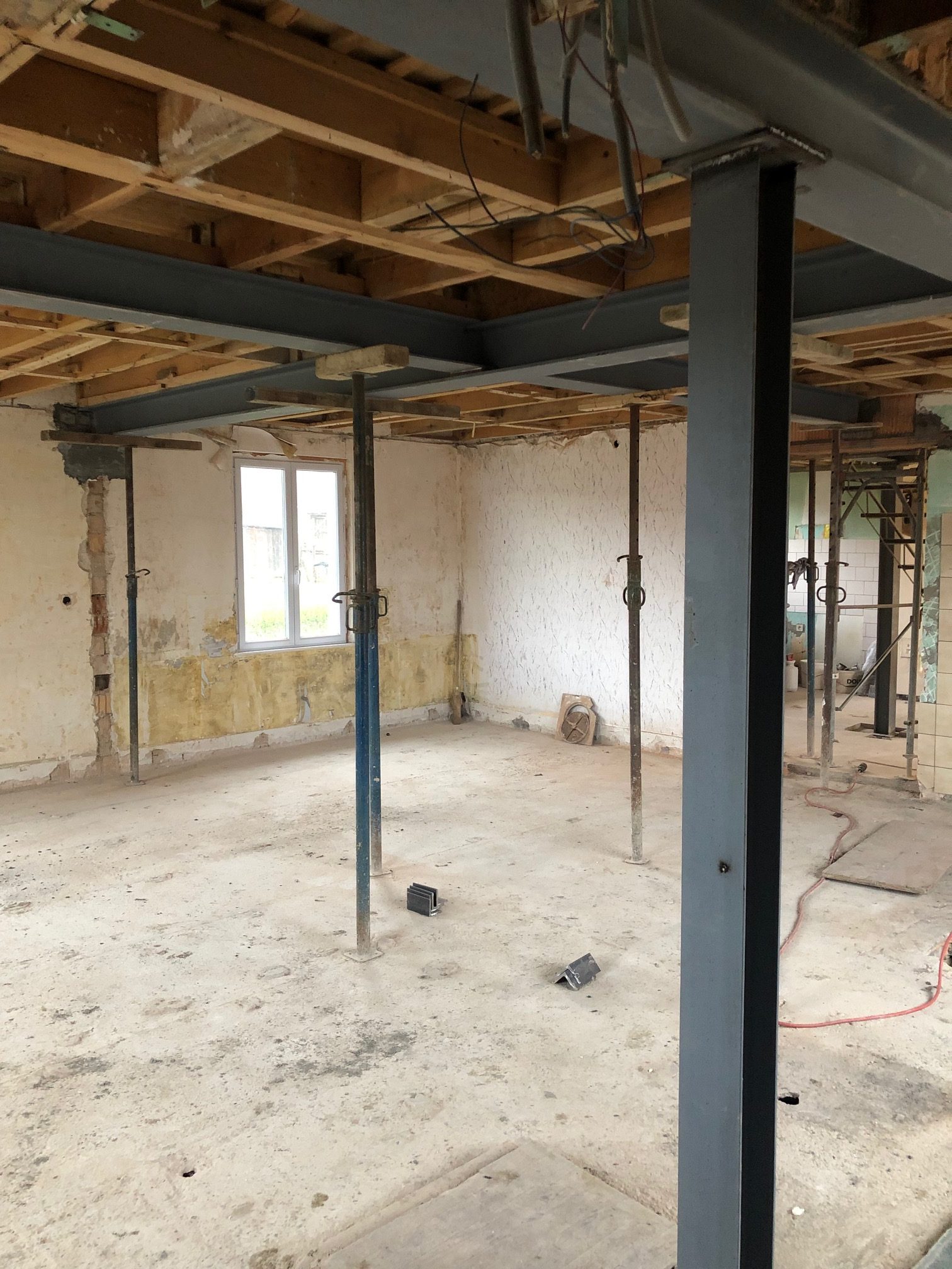 Démolition de tous les murs porteurs du rez-de-chaussée, mise en place de poteaux et poutres métalliques à Raedersdorf proche de Ferrette