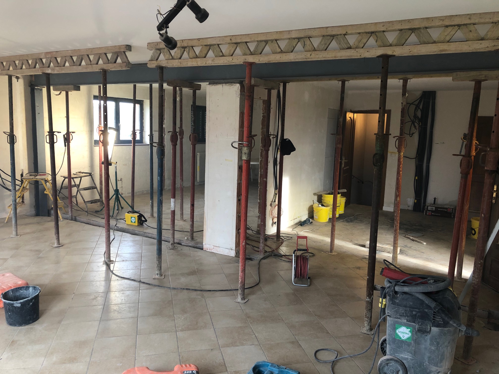 Démolition de murs porteurs, mise en place de poutres métalliques à Koetzingue proche de Sierentz