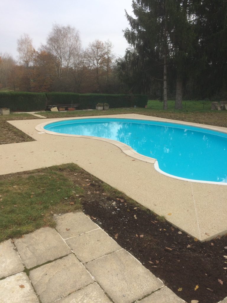 Pourtour et plage de piscine en béton désactivé jaune à Largitzen proche de Hirsingue