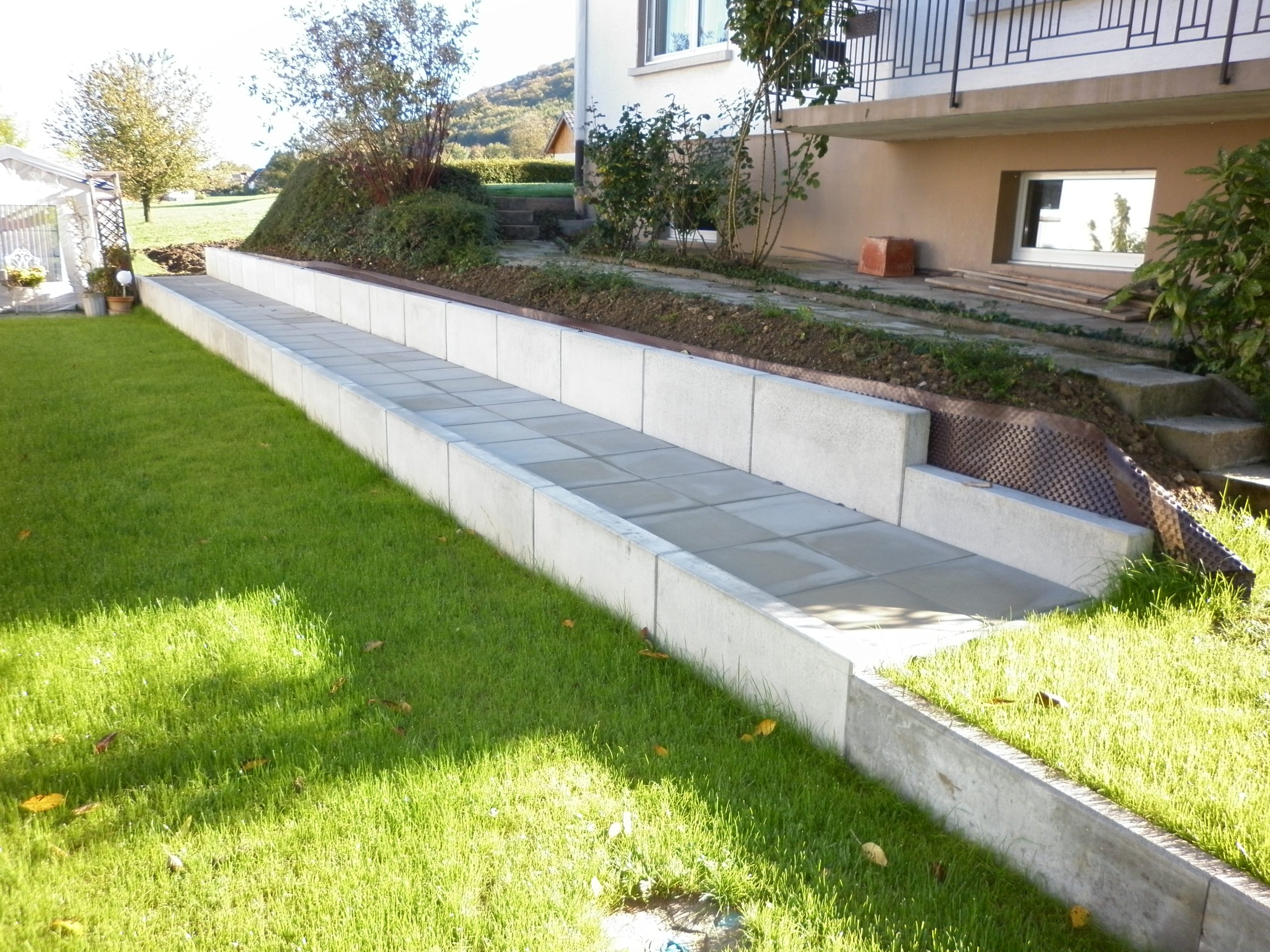 Mur de soutènement en éléments L et dallage béton à Biederthal proche de Leymen