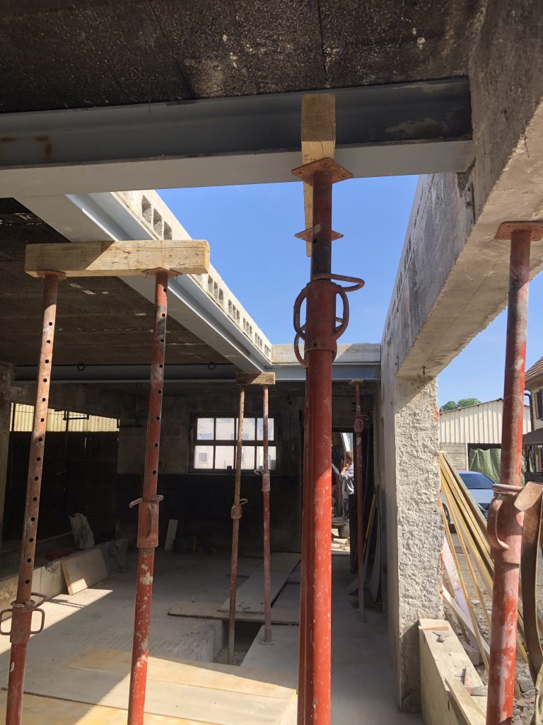 Pose poutres métalliques spécifiques pour éviter des poteaux à Hagenthal le Haut proche de Saint-Louis