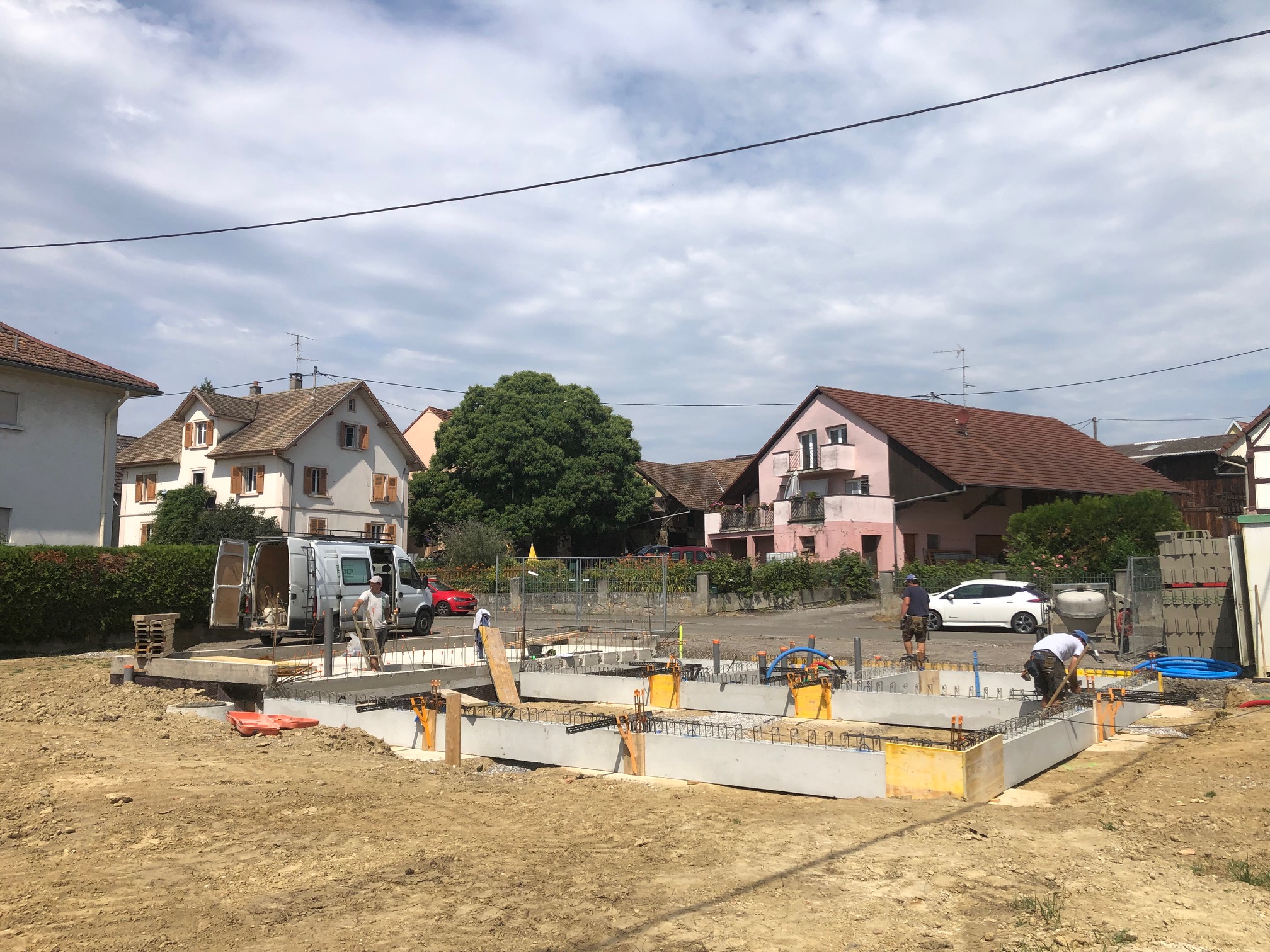Pose de longrines préfabriquées en béton pour soubassement construction maison ossature bois à Ranspach le Haut proche de Blotzheim, secteur 3 Frontières