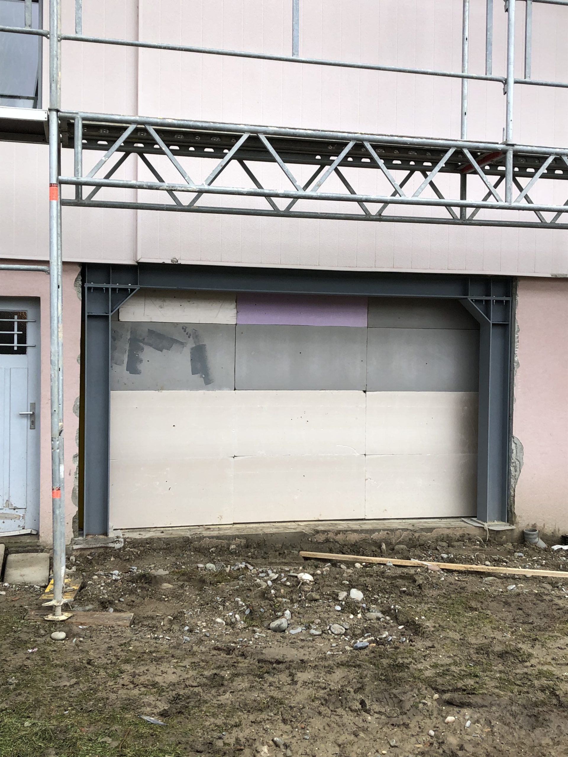 Création d&rsquo;une ouverture en façade dans mur porteur, pose de poteaux et poutres métalliques à Huningue proche de Saint-Louis