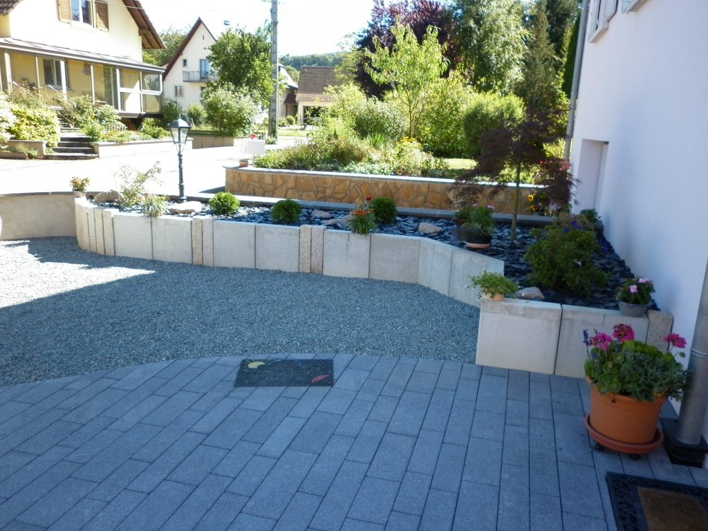 Mur de soutènement en L et palissades en granit à Lutter proche de Oltingue