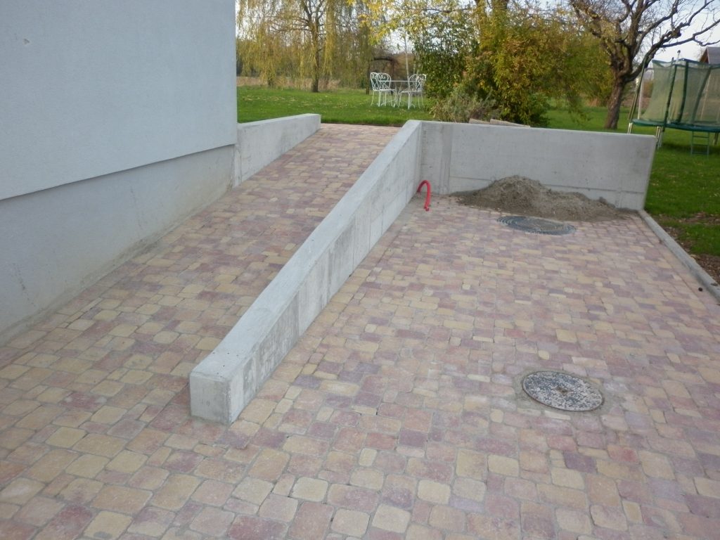 Accès en pavés et mur de soutènement en béton à Hésingue proche de Saint-Louis