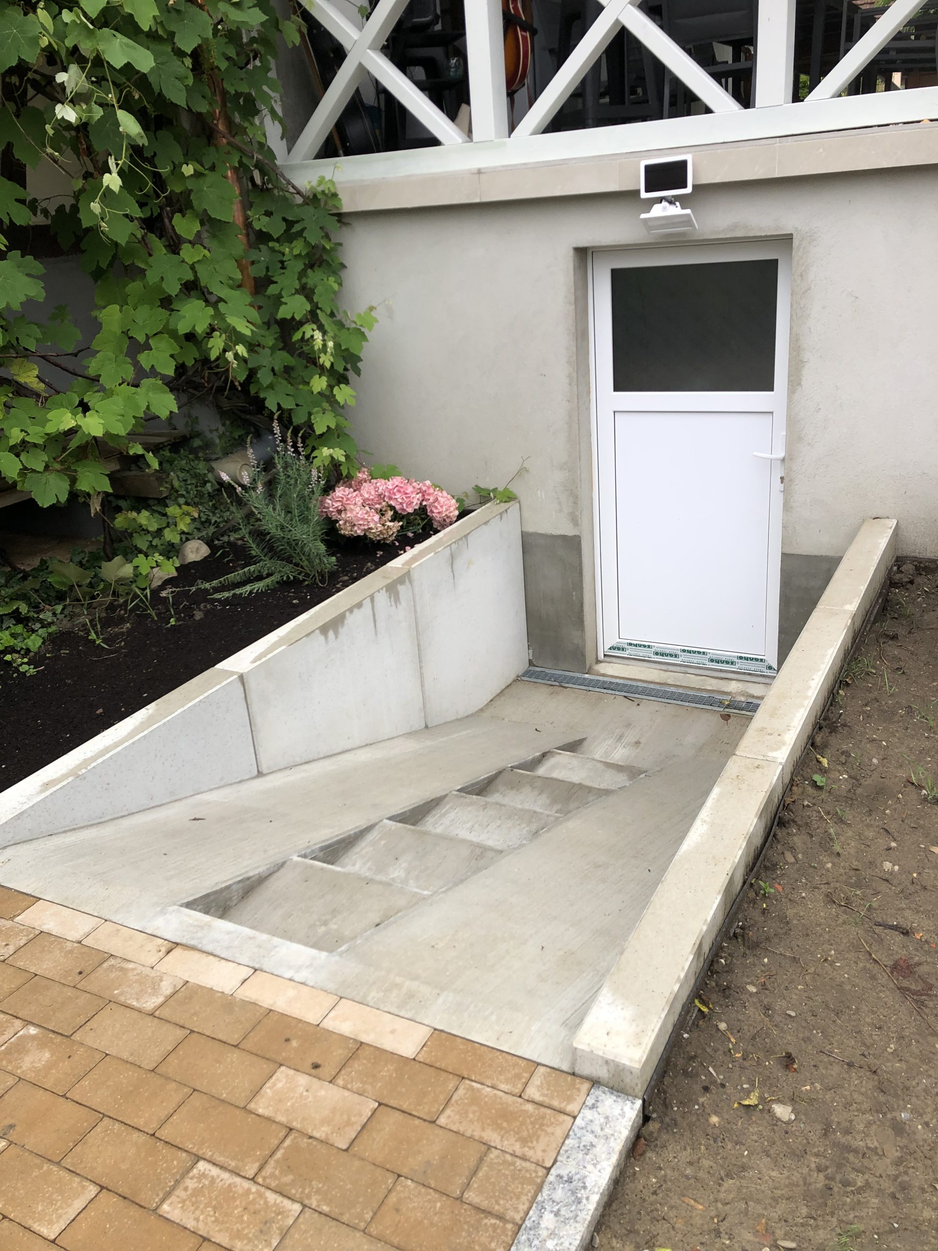 Création d&rsquo;une terrasse avec extension sous-sol en béton armé, escalier d&rsquo;accès avec rampe intégrée à Blotzheim proche de Hésingue