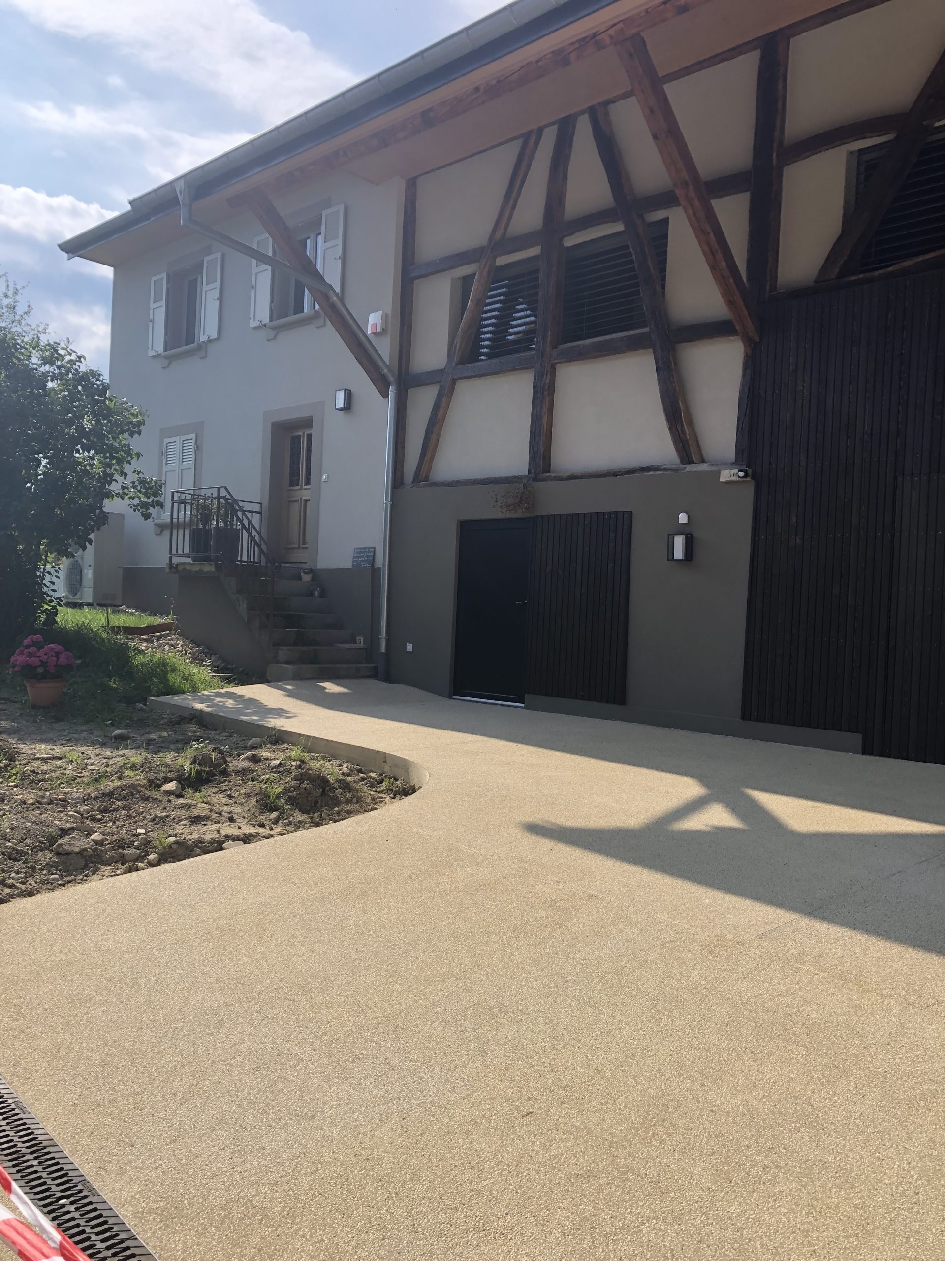 Entreprise de maçonnerie pour remise à neuf de l&rsquo;accès à maison d&rsquo;habitation en béton désactivé jaune à Fulleren proche de Altkirch