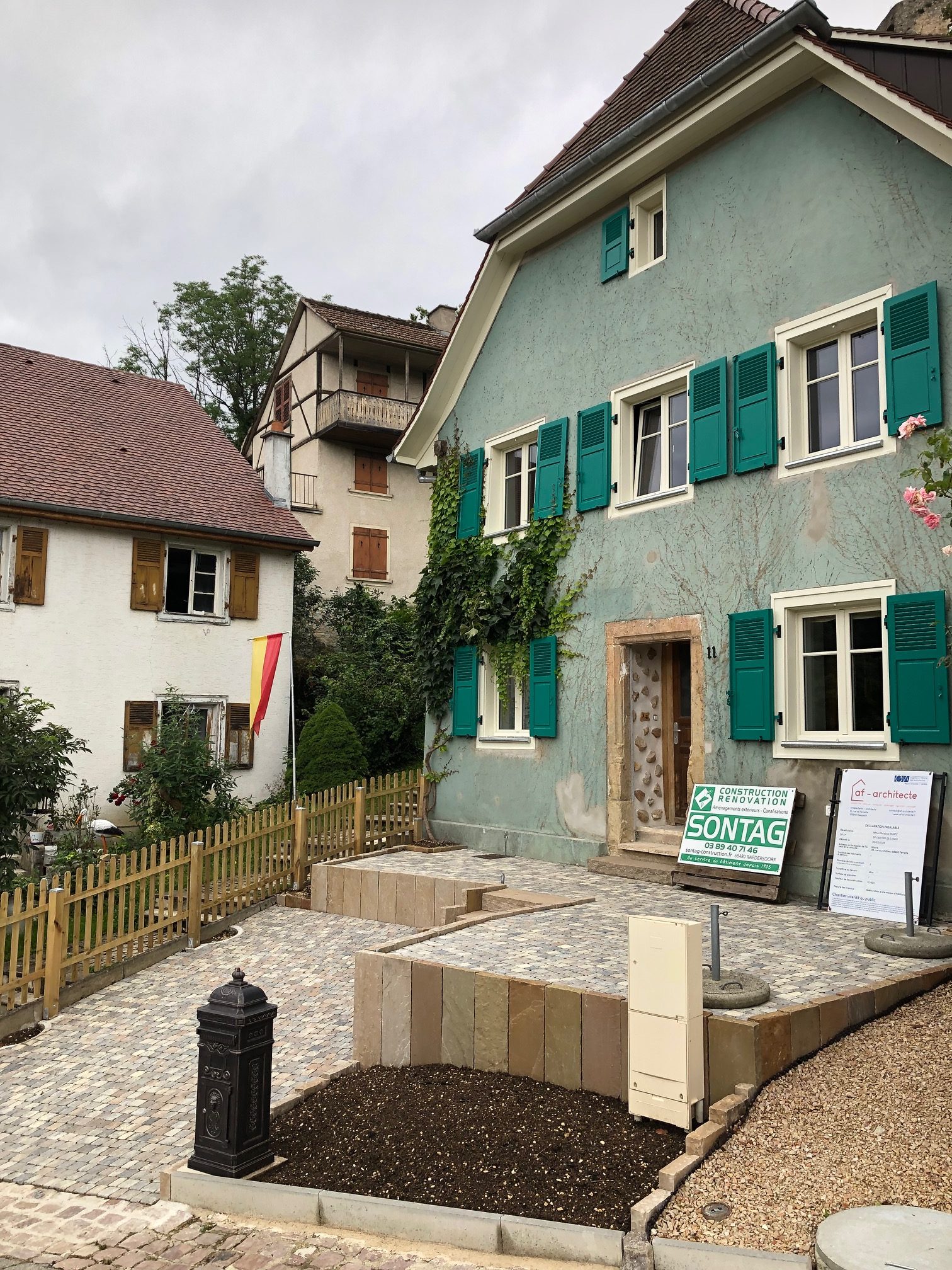 Aménagements extérieurs, escalier d&rsquo;accès et palissades en grès, terrasse et place de parking en pavés béton à Ferrette proche de Oltingue