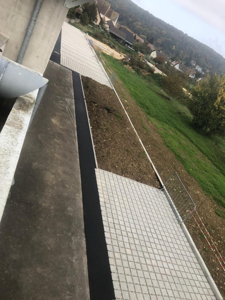 Mur en L pour soutènement et pose de pavés drainants pour agrandissement parking à Raedersdorf proche de Oltingue