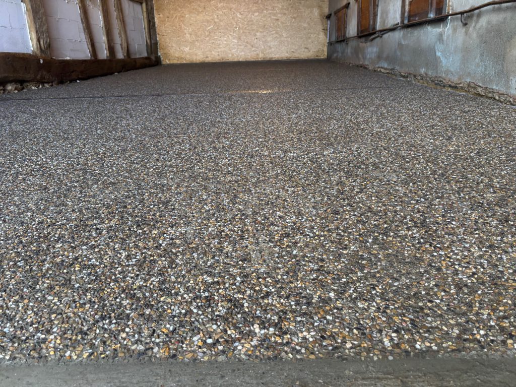Fourniture et pose d&rsquo;un béton désactivé gris à Oltingue dans le Sundgau