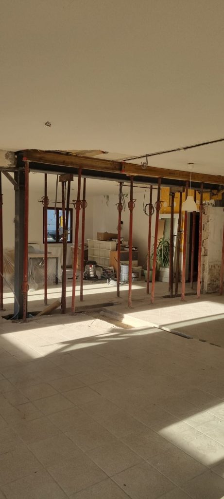 Démolition de mur porteur, mise en place de poteau et poutre métallique à Glay