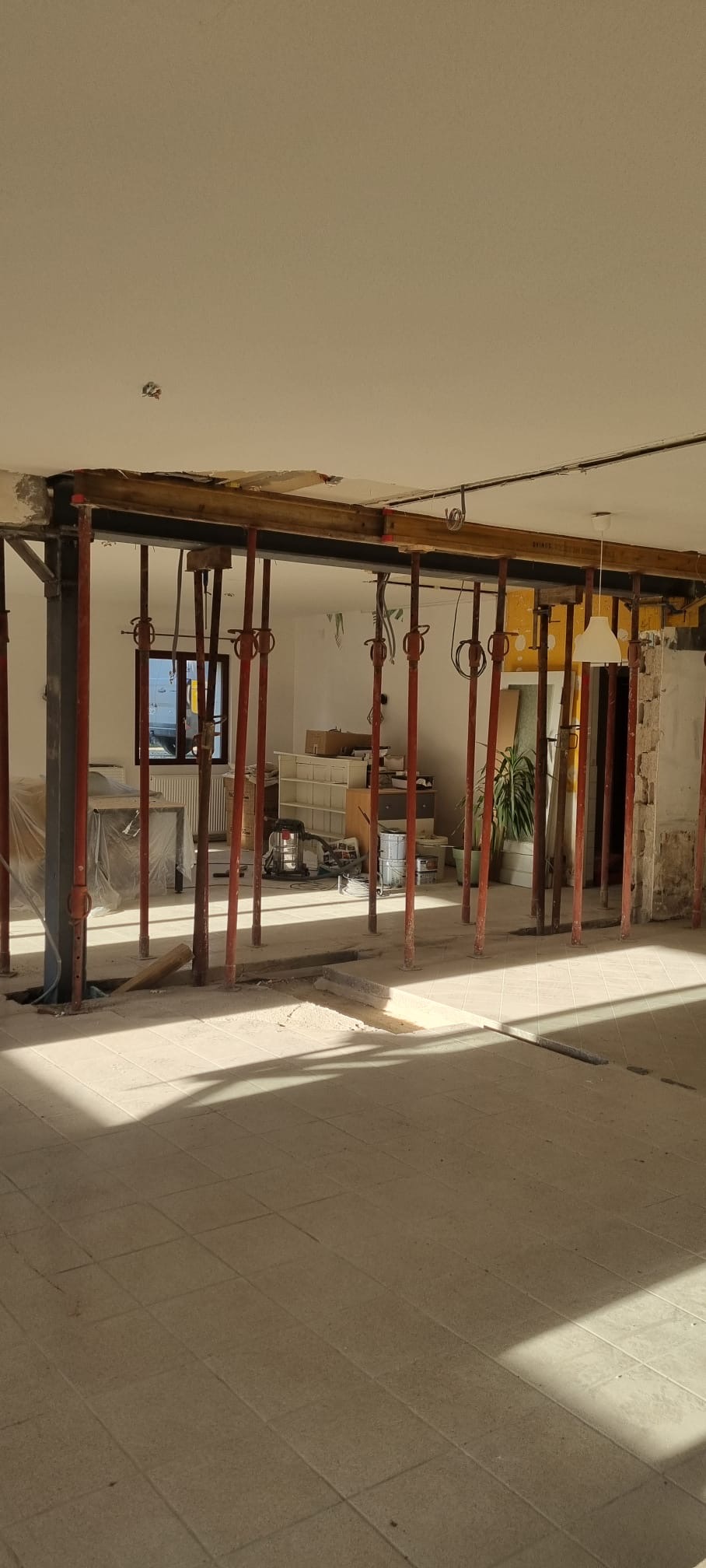 Démolition de mur porteur, mise en place de poteau et poutre métallique à Glay